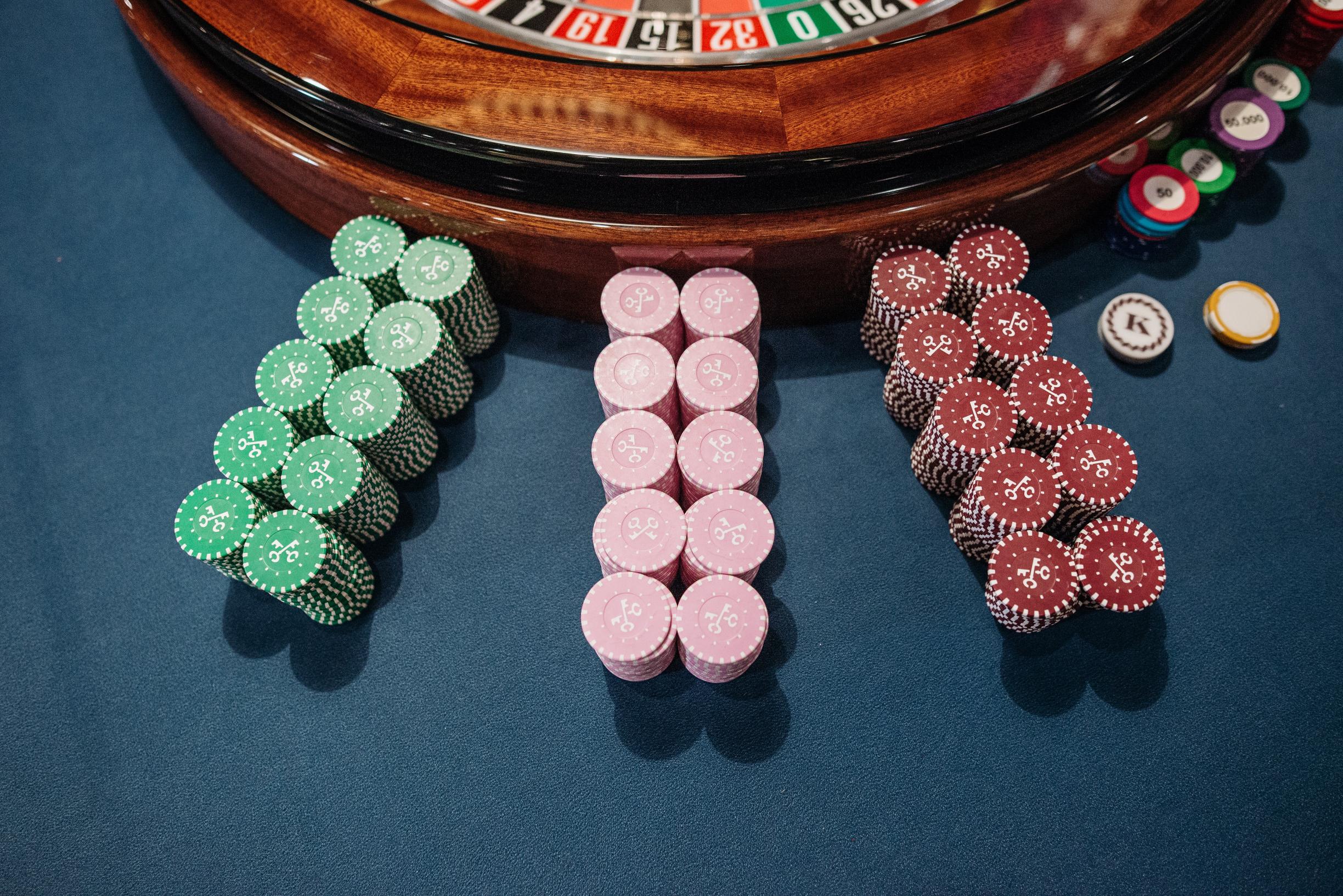 Pros and Cons of Playing Blackjack Online vs. in a Casino